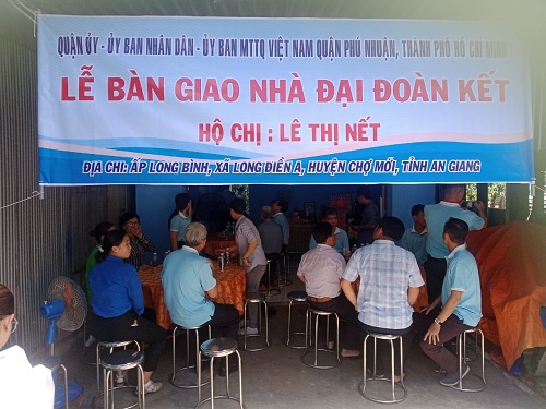 Bàn giao nhà đại đoàn kết