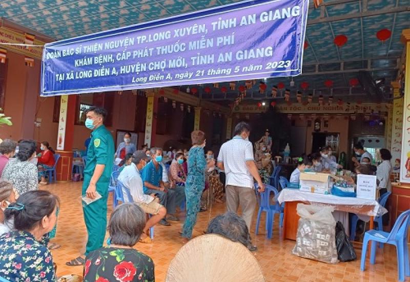 Hình ảnh khám bệnh tại chùa Phước Điền